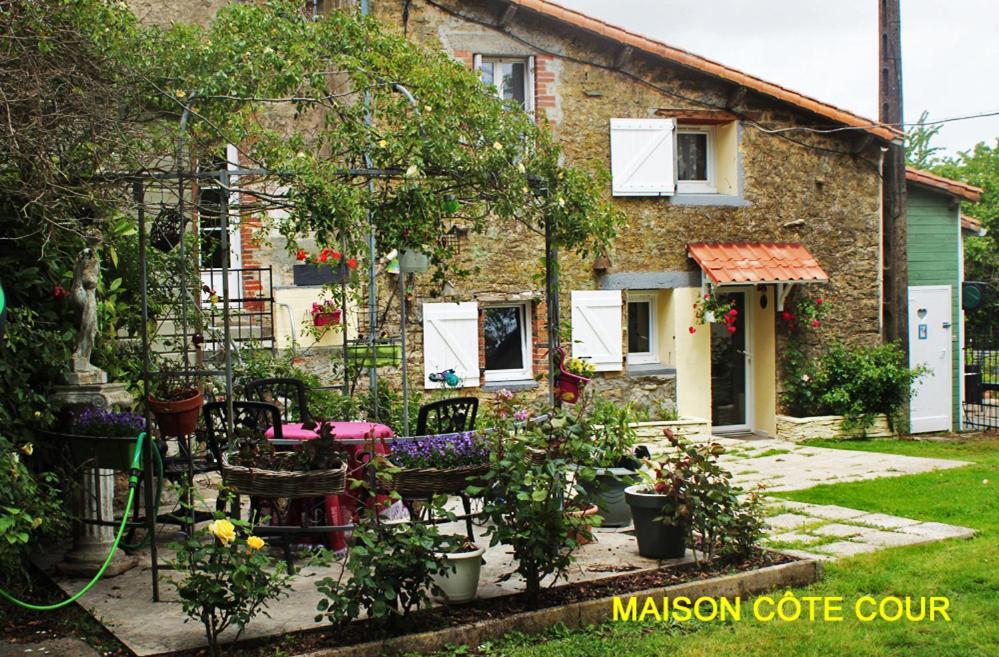 Chez Martine Et Bernard Bed & Breakfast Saint-Vincent-Sterlanges Exterior photo